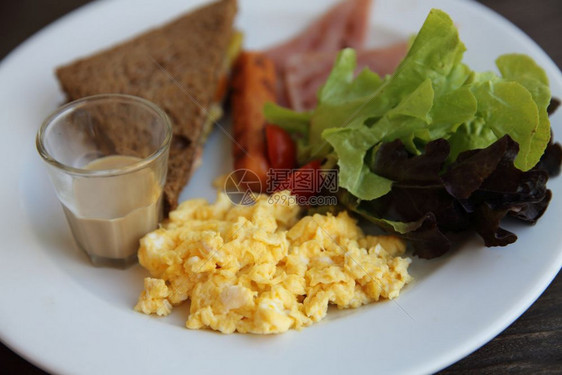 用火腿煎蛋和面包做早餐图片