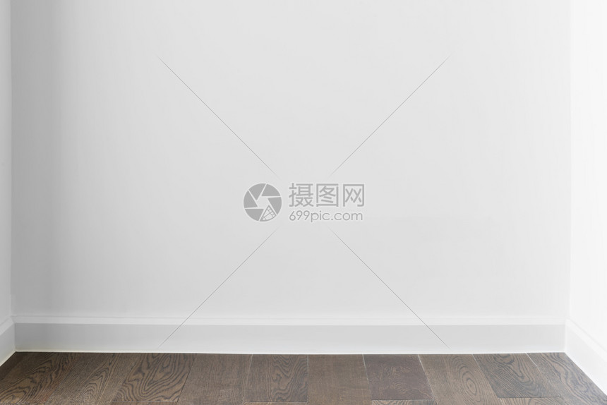 带木地板的家庭或办公室空白混凝土墙的抽象背景图片用于添加文字信息设计艺术作品的背景图片