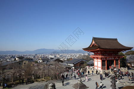 12月3日游客于2月3日访问本京都的kiyomzu寺庙图片