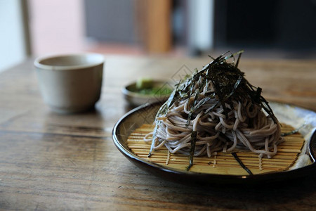 以木头日本食物为背景的豆粉面图片