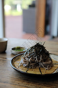 以木头日本食物为背景的豆粉面图片