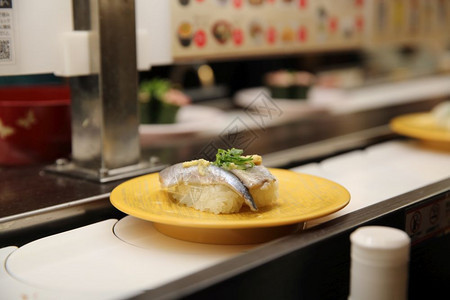 寿司铁路日本餐厅的寿司图片