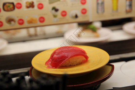 日式本寿司餐厅的金鱼寿司图片