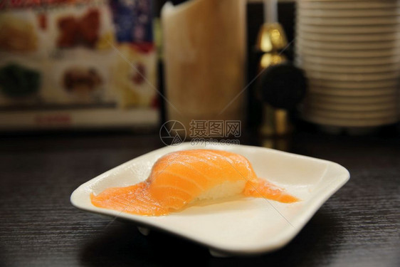 日语寿司餐厅的三文鱼寿司图片