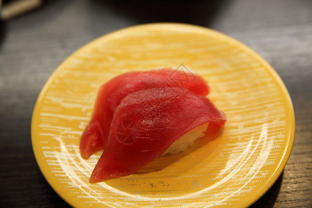 日式本寿司餐厅的金鱼寿司图片