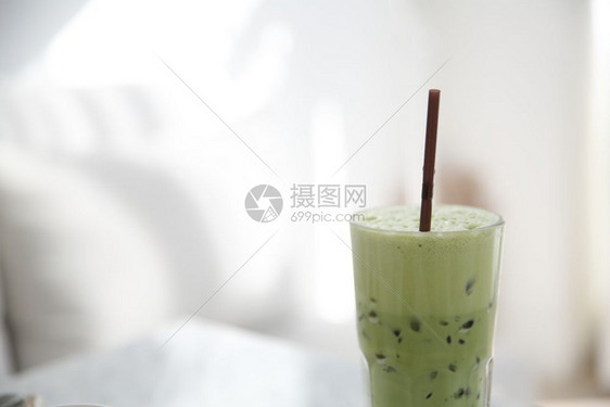 白咖啡店中的绿色茶叶拿铁图片