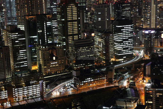 夜景中日本城市的osak图片