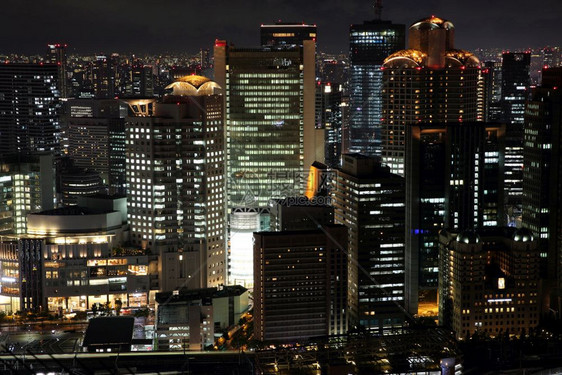 夜景中日本城市的osak图片