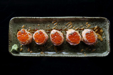 鲑鱼子酱配有鲑子酱的寿司球图片