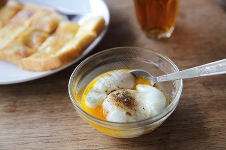 玻璃碗里的爆浆鸡蛋图片