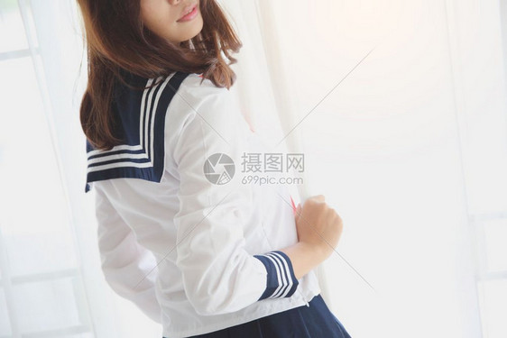 穿着白调的亚洲女学生制服图片