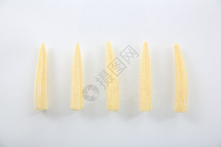 白色背景中的玉米蛋白高清图片