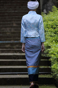 穿着传统泰式礼服的国青年女子肖像背景图片