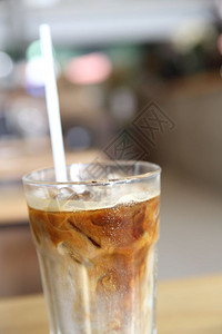 冰咖啡壁纸木桌上的冰咖啡背景