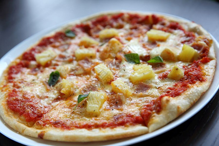 披萨比与火腿菠萝奶酪木本底图片