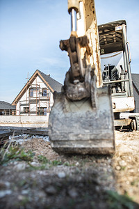 挖掘机和建筑工地上新的房屋图片