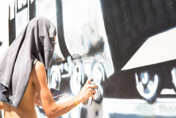 2018年7月日2018年匿名涂鸦艺术家在城市地区从事街头艺术作品图片