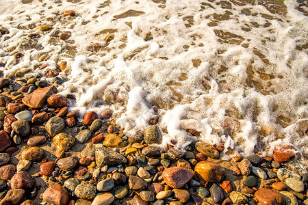 海平面的浪悬浮在石子上图片