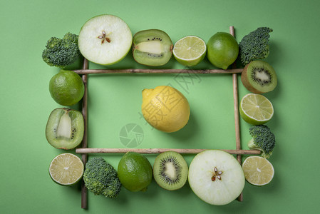 新鲜水果框架中间绿色背景的黄柠檬水果富含维他命食品图片