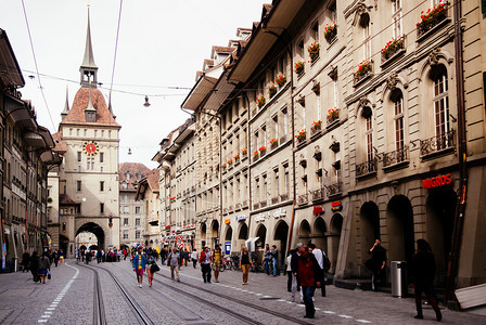 2013年9月8日凌晨点分瑞士古老的街头景象游客在卡菲古尔姆时钟塔前行走著名的老城区和购物街图片