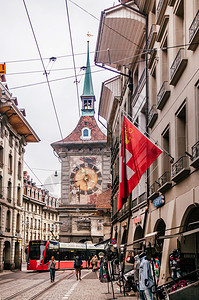 2013年9月8日凌晨点分瑞士古老的街头景象游客和电车在天文zytgloe钟塔前跑动著名的老城区和购物街背景图片