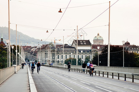 2013年9月8日瑞典士夫妇骑自行车在白城街上图片