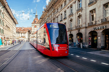 瑞士街头的电车图片