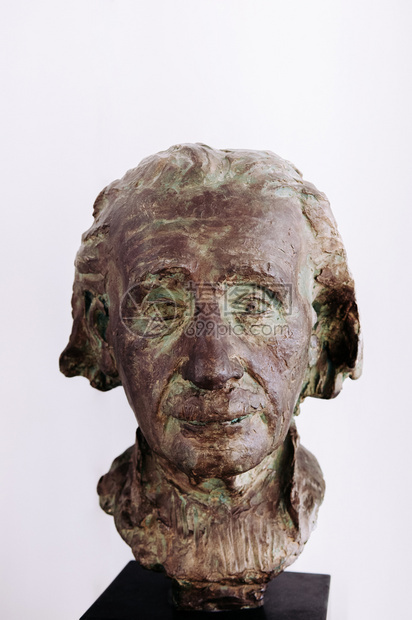 2013年9月7日013年伯恩瑞士古老的阿尔伯特艾因斯坦头像雕塑白色背景的雕塑20世纪伟大物理学科家的雕塑图片