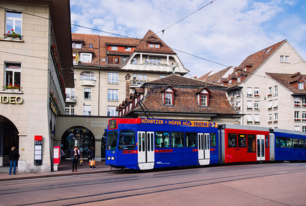 2013年月8日斯维采兰Sep28013年Switzerland古老的街头景象游客和电车在Swis风格大楼前跑来去著名的老城区和图片