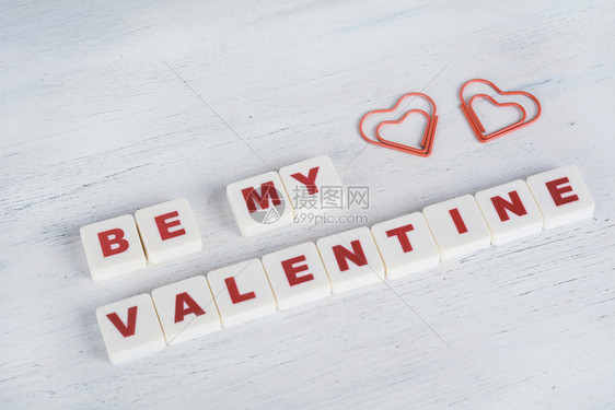 短语是我的情人节由白色木质背景上的心形字母立方体制成情人节快乐图片
