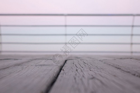 空的柔软粉色模糊的木甲底深浅的野外可用于显示或将您的产品补齐木甲板俯视海面日出浅的野外图片