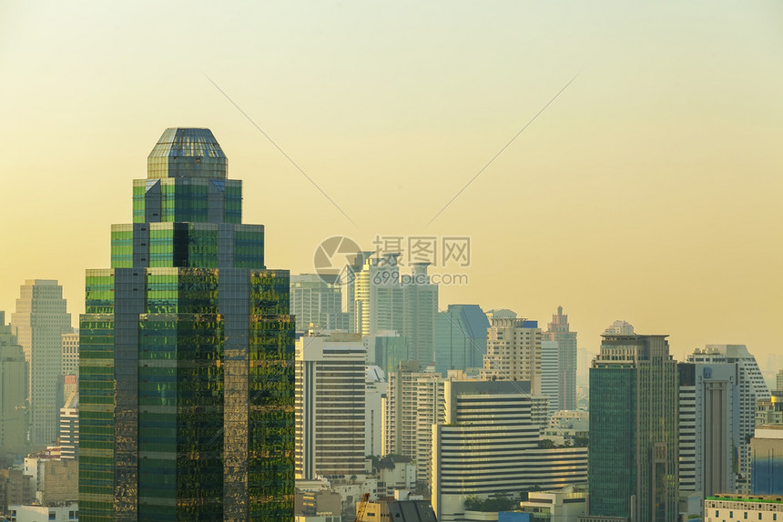 现代建筑在泰国的bangko商业区中心摩天大楼对日落时城景的观察图片