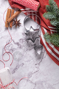 大理石表面圣诞松树枝肉桂和礼品上有饼干切图片