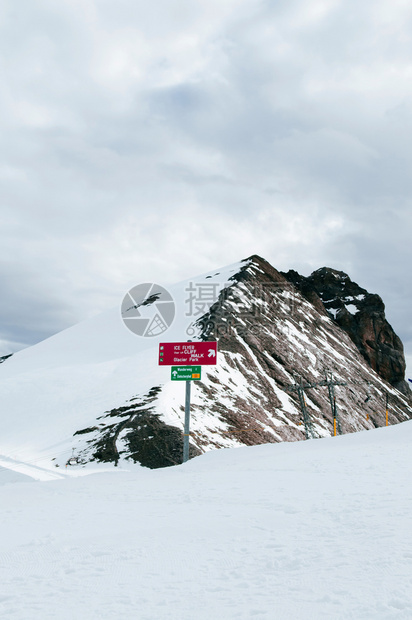 伯尔格瑞士雪原有公园标志和山峰图片