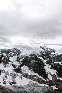 位于瑞士安格尔堡上的雪山图片