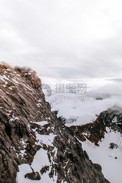 位于瑞士安格尔堡上的雪山图片