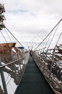 瑞典恩格尔堡旅游者走在瑞士安格尔堡的雪山谷上图片