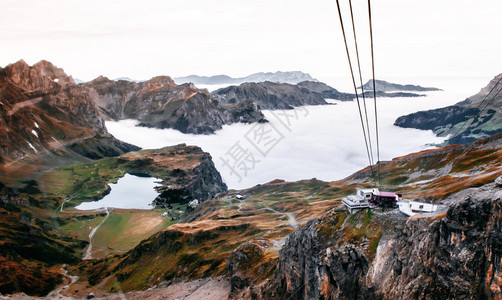 位于瑞士安格尔堡高山谷和Titls湖长滩上的电缆车图片