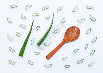 木制勺子上带切片和胶的白新树叶图片