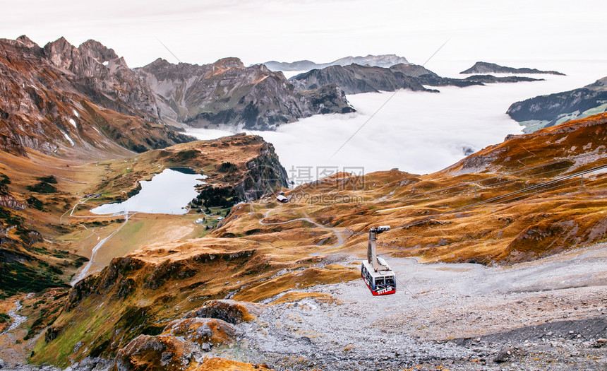 伯格休赛兰高通多拉的绳道飞越阿尔卑斯山谷和在瑞士安格尔堡的泰利斯湖图片