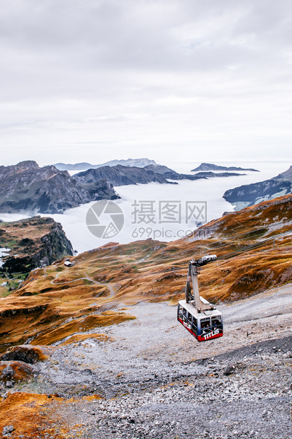 赫尔辛基瑞士高山的绳道飞越瑞士的安格尔堡图片