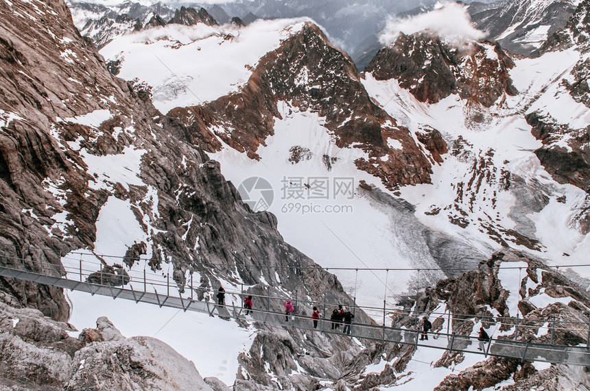 瑞士游客在山顶悬崖桥上行走50米图片