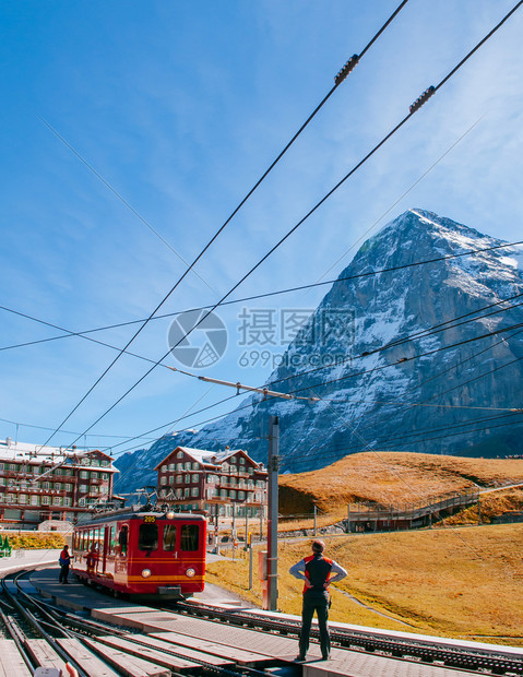 2013年9月4日在Kleinschidg站的Klinschidg火车列身背景为swialp山的Khungfrajoch图片