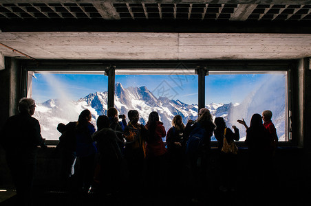 观光者透过窗口观察高山图片