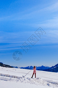 2013年第4街犹太山丘瑞士游客和冬雪风景中的高山或角欧洲丘风景的顶端图片