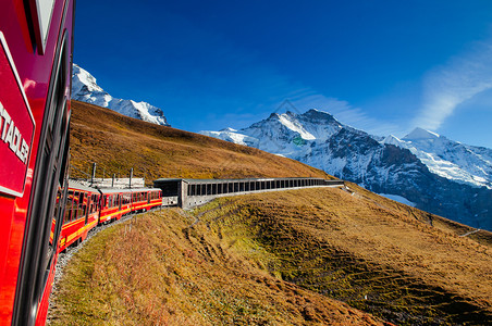 2013年9月4日卢特布罗宁瑞士红色的君frau铁路列车在克莱因scheidg站攀登到丘特弗劳乔赫通过草场和艾格尔蒙奇山峰图片