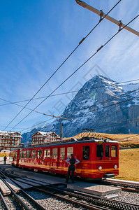 2013年9月4日在Kleinschidg站的Klinschidg火车列站有高山冰雪和蒙奇峰图片