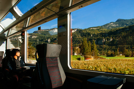 2013年月4日瑞士旅游者享受高山脉的景色图片