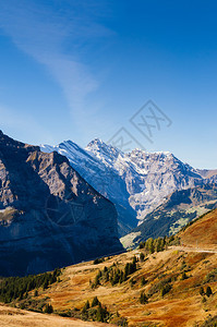 Swisalp山丘的全景从Kydfrau地区的Eiegrltschr到远谷图片