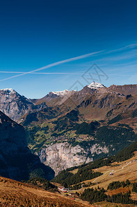 Swisalp山丘的全景从Kydfrau地区的Eiegrltschr到远谷图片